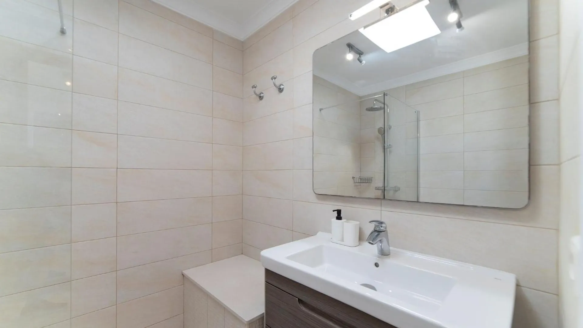 Villa Solace Blanca Playa Blanca Stylish Comfort Prime Location Heated Pool Your Perfect Lanzarote Retreat 雅伊萨 西班牙