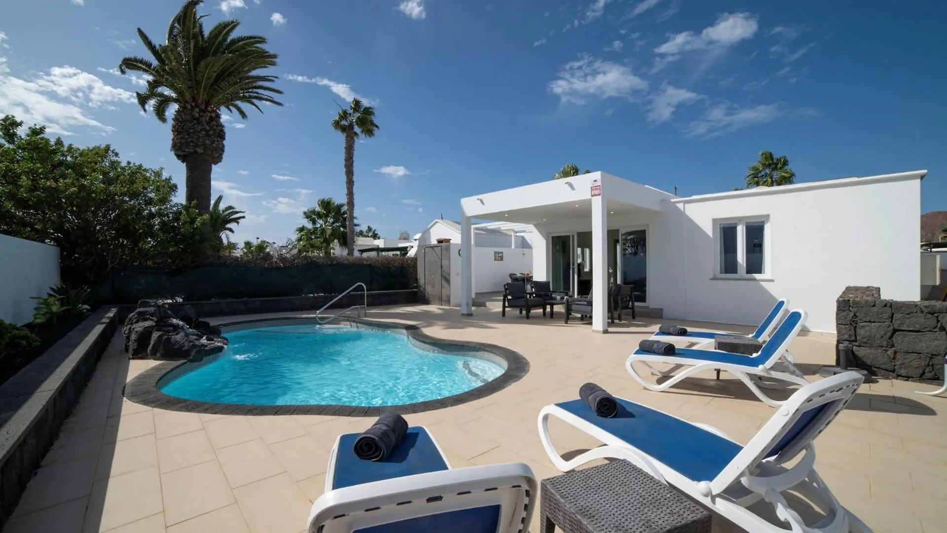 Villa Solace Blanca Playa Blanca Stylish Comfort Prime Location Heated Pool Your Perfect Lanzarote Retreat 雅伊萨